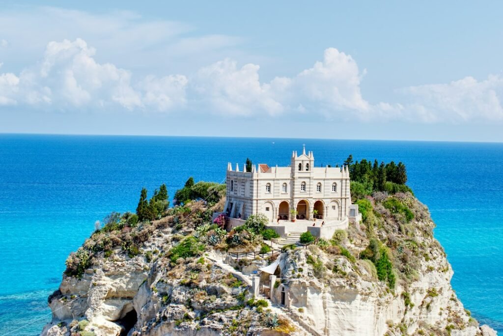 Santuário de Santa Maria dell’Isola e litoral de Tropea, Calábria, Itália