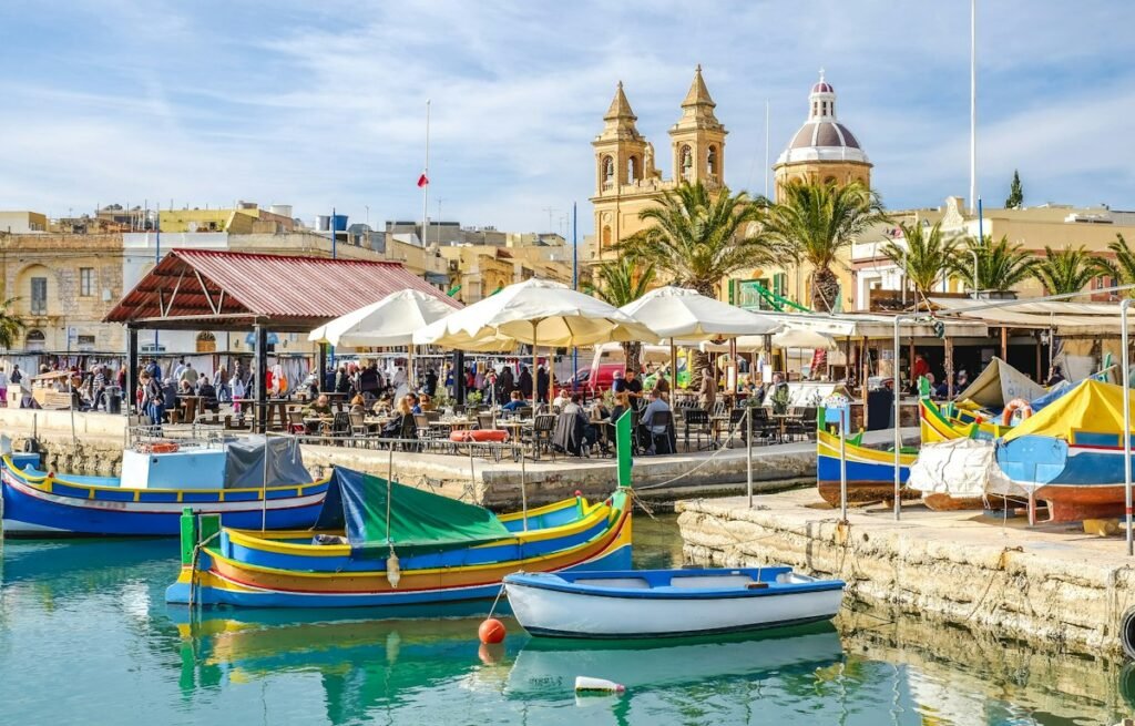 Barcos tradicionais no porto de Marsaxlokk, Malta